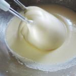 Lépésről lépésre recept a tejfölös torta elkészítéséhez fotókkal