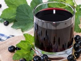 Wino musujące z czarnej porzeczki